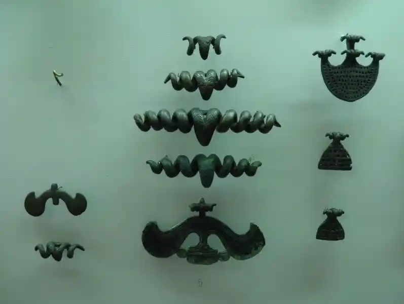 Different kinds of horns sculptures